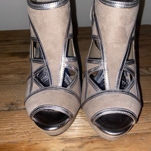 Gianni Bini Beige/Gray Suede with Silver Accent Platform Wedge Back Zipper Sz 7